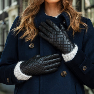 Selena (black) – Sheepskin leather gloves with diamond pattern and touchscreen feature - Glamourous Grace