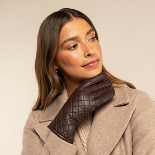 Selena (brown) – Sheepskin leather gloves with diamond pattern and touchscreen feature - Glamourous Grace
