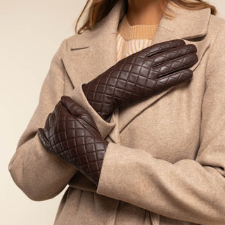 Selena (brown) – Sheepskin leather gloves with diamond pattern and touchscreen feature - Glamourous Grace