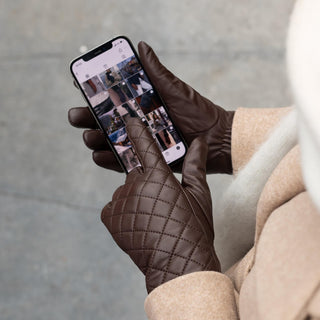 Selena (brown) – Sheepskin leather gloves with diamond pattern and touchscreen feature - Glamourous Grace