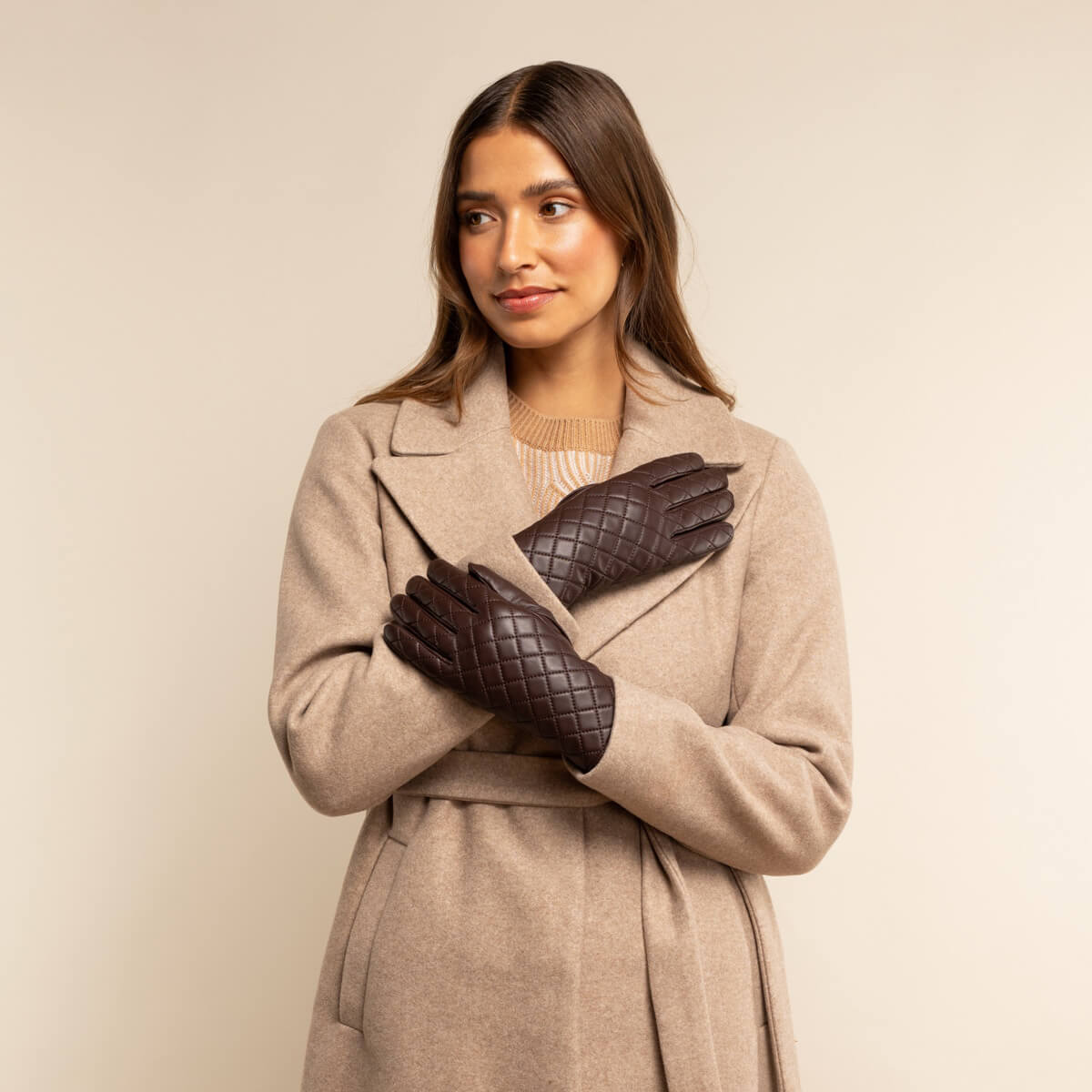 Selena (brown) – Sheepskin leather gloves with diamond pattern and touchscreen feature - Glamourous Grace