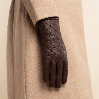 Selena (brown) – Sheepskin leather gloves with diamond pattern and touchscreen feature - Glamourous Grace