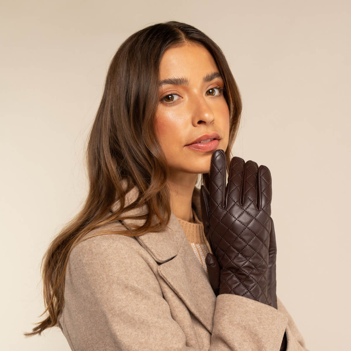Selena (brown) – Sheepskin leather gloves with diamond pattern and touchscreen feature - Glamourous Grace