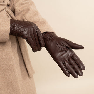 Selena (brown) – Sheepskin leather gloves with diamond pattern and touchscreen feature - Glamourous Grace