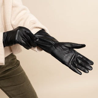 Skylar (black) – Extra-long sheepskin leather gloves with wool/cashmere lining & touchscreen capability - Glamourous Grace
