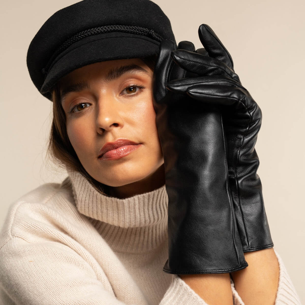 Skylar (black) – Extra-long sheepskin leather gloves with wool/cashmere lining & touchscreen capability - Glamourous Grace