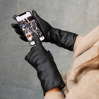 Skylar (black) – Extra-long sheepskin leather gloves with wool/cashmere lining & touchscreen capability - Glamourous Grace