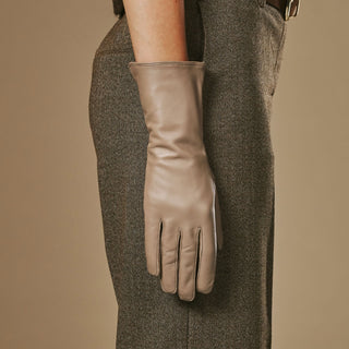 Skylar (taupe) – Extra-long sheepskin leather gloves with wool/cashmere lining & touchscreen capability - Glamourous Grace