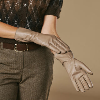 Skylar (taupe) – Extra-long sheepskin leather gloves with wool/cashmere lining & touchscreen capability - Glamourous Grace