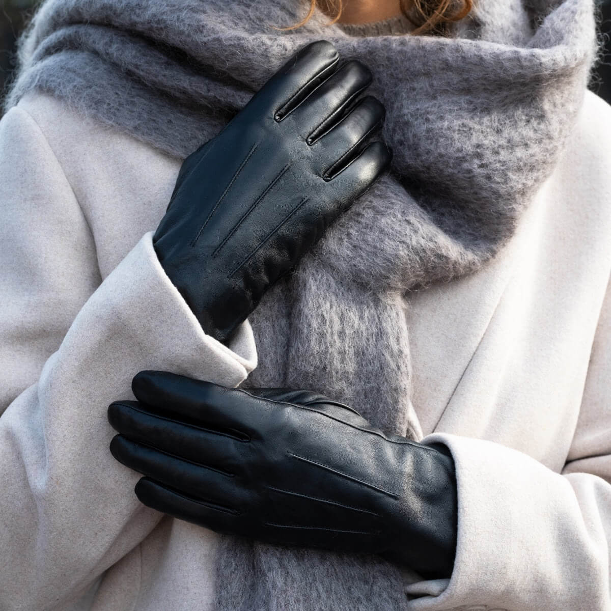 Stella (black) – Sheepskin leather gloves with ultra-warm fleece lining & touchscreen functionality - Glamourous Grace