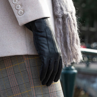 Stella (black) – Sheepskin leather gloves with ultra-warm fleece lining & touchscreen functionality - Glamourous Grace