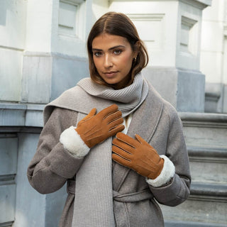 Sydney (camel) – Suede leather gloves with luxurious sheep fur lining - Glamourous Grace