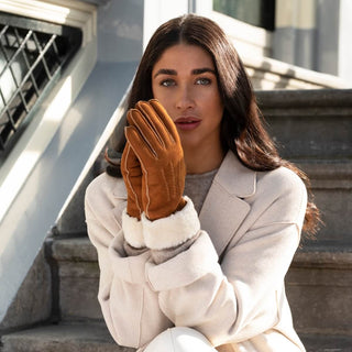 Sydney (camel) – Suede leather gloves with luxurious sheep fur lining - Glamourous Grace