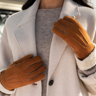Sydney (camel) – Suede leather gloves with luxurious sheep fur lining - Glamourous Grace