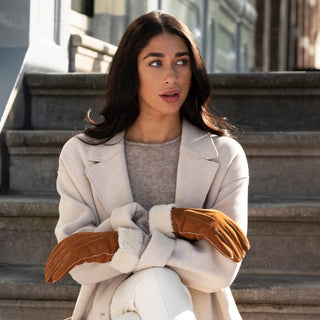 Sydney (camel) – Suede leather gloves with luxurious sheep fur lining - Glamourous Grace