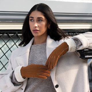 Sydney (camel) – Suede leather gloves with luxurious sheep fur lining - Glamourous Grace