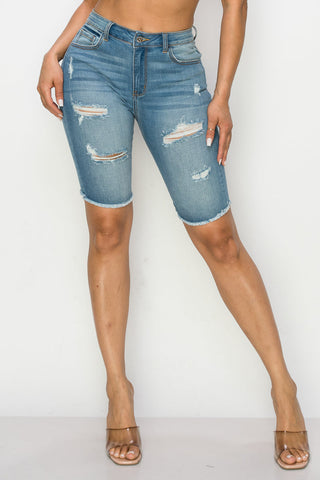 Lucy - High Rise Destructed Fray Bermudas