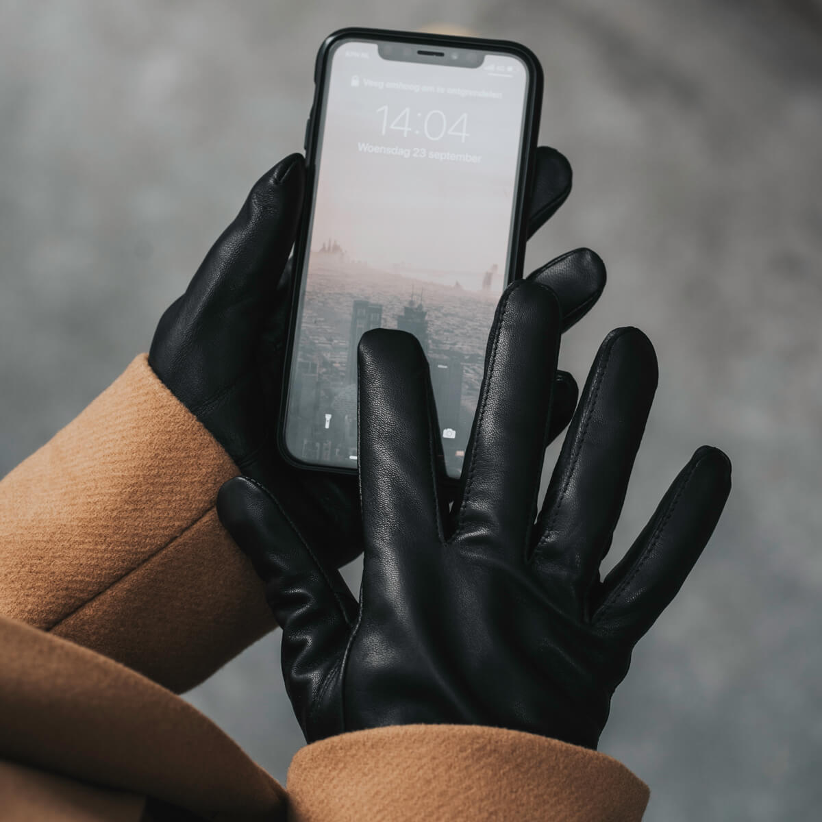 Zoey (black) – Sheepskin leather gloves with warm wool/cashmere lining & touchscreen function - Glamourous Grace