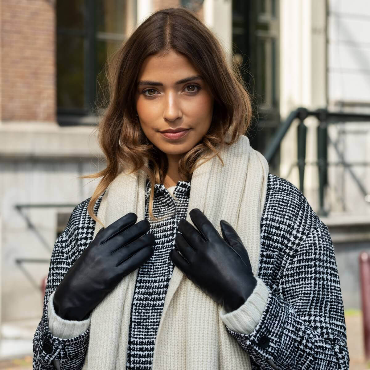 Zoey (black) – Sheepskin leather gloves with warm wool/cashmere lining & touchscreen function - Glamourous Grace