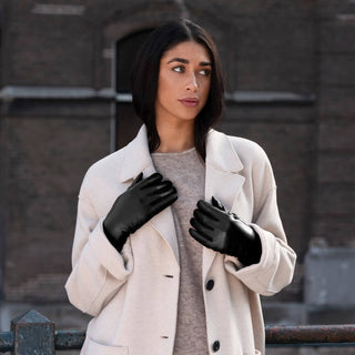 Zoey (black) – Sheepskin leather gloves with warm wool/cashmere lining & touchscreen function - Glamourous Grace
