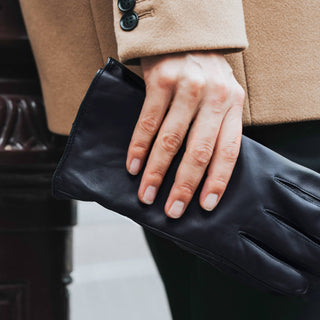 Zoey (black) – Sheepskin leather gloves with warm wool/cashmere lining & touchscreen function - Glamourous Grace