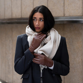 Zoey (brown) – Sheepskin leather gloves with warm wool/cashmere lining & touchscreen function - Glamourous Grace