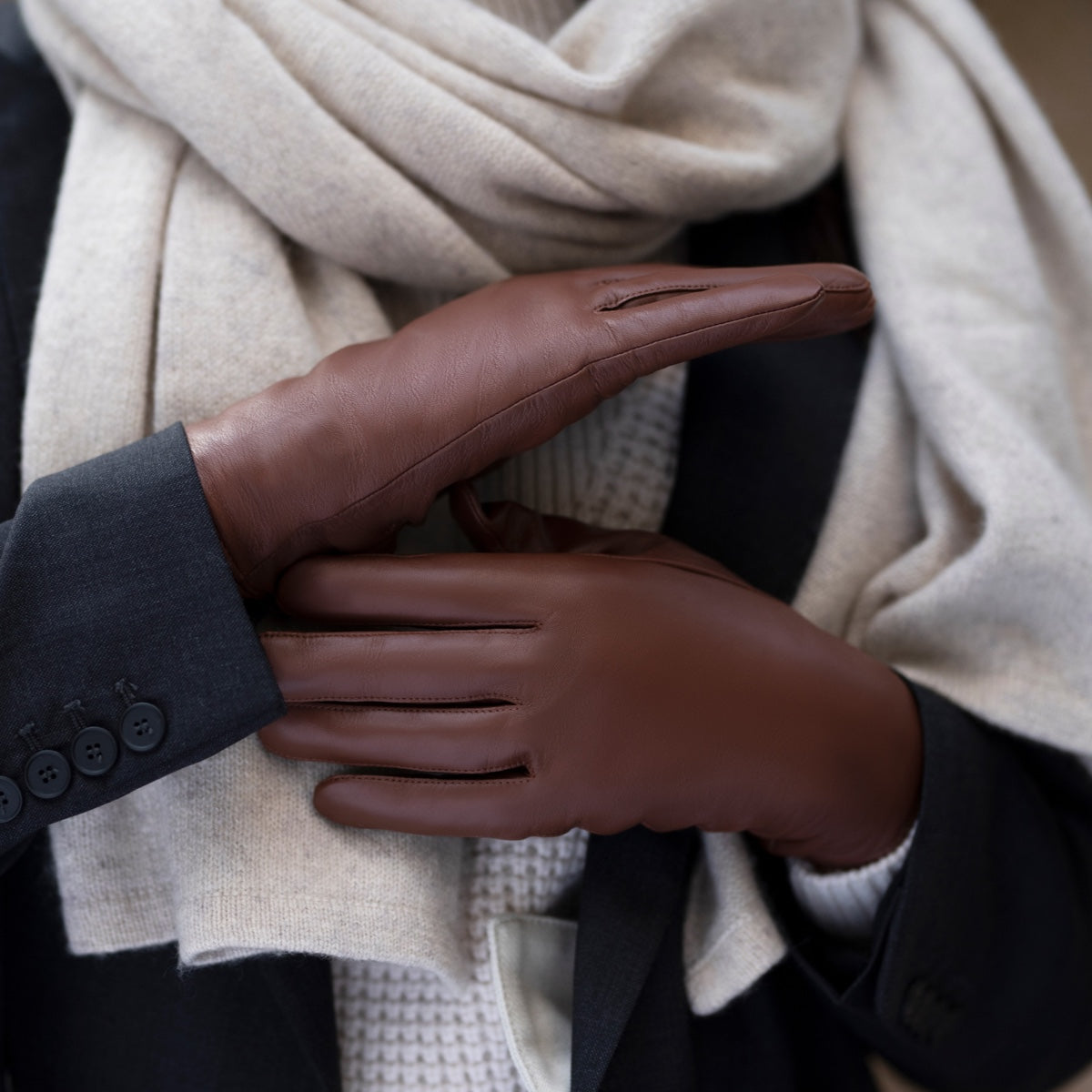 Zoey (brown) – Sheepskin leather gloves with warm wool/cashmere lining & touchscreen function - Glamourous Grace
