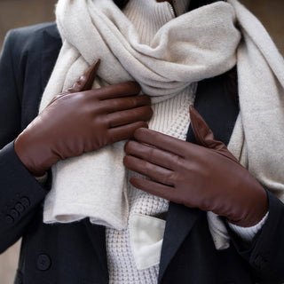 Zoey (brown) – Sheepskin leather gloves with warm wool/cashmere lining & touchscreen function - Glamourous Grace