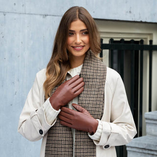 Zoey (cognac) – Sheepskin leather gloves with warm wool/cashmere lining & touchscreen function - Glamourous Grace