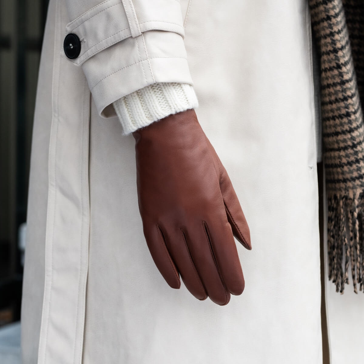 Zoey (cognac) – Sheepskin leather gloves with warm wool/cashmere lining & touchscreen function - Glamourous Grace
