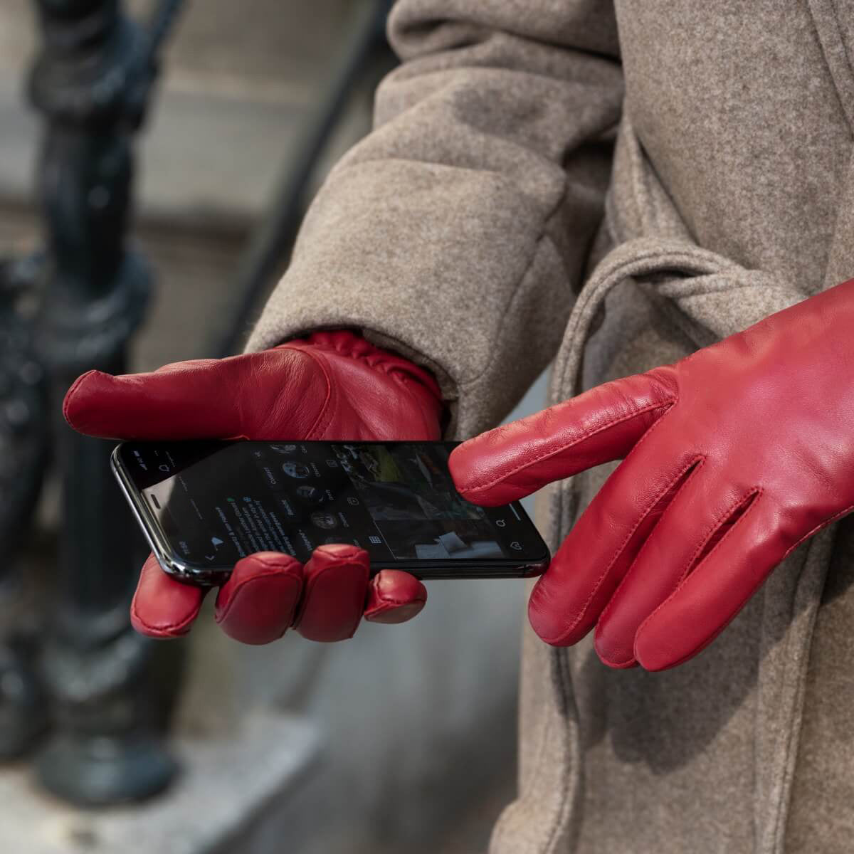 Zoey (red) – Sheepskin leather gloves with warm wool/cashmere lining & touchscreen function - Glamourous Grace