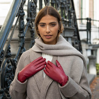 Zoey (red) – Sheepskin leather gloves with warm wool/cashmere lining & touchscreen function - Glamourous Grace
