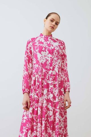 By Baano Polly floral maxi dress in light pink, elegant sleeveless dress with a flowing skirt and floral pattern.