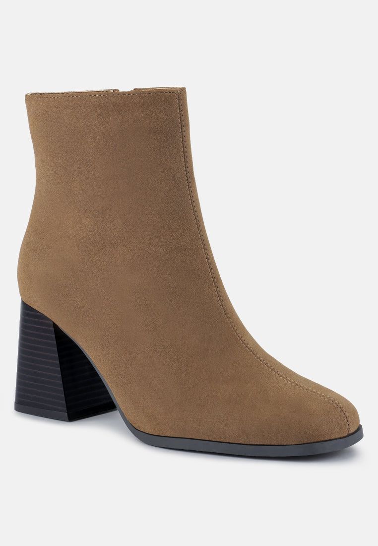 Cox Cut Out Block Heeled Chelsea Boots - Glamourous Grace