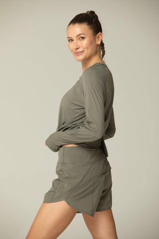 Daybreak Lightweight Long Sleeve Workout Shirt – Thumbhole Sleeves & Split Hem