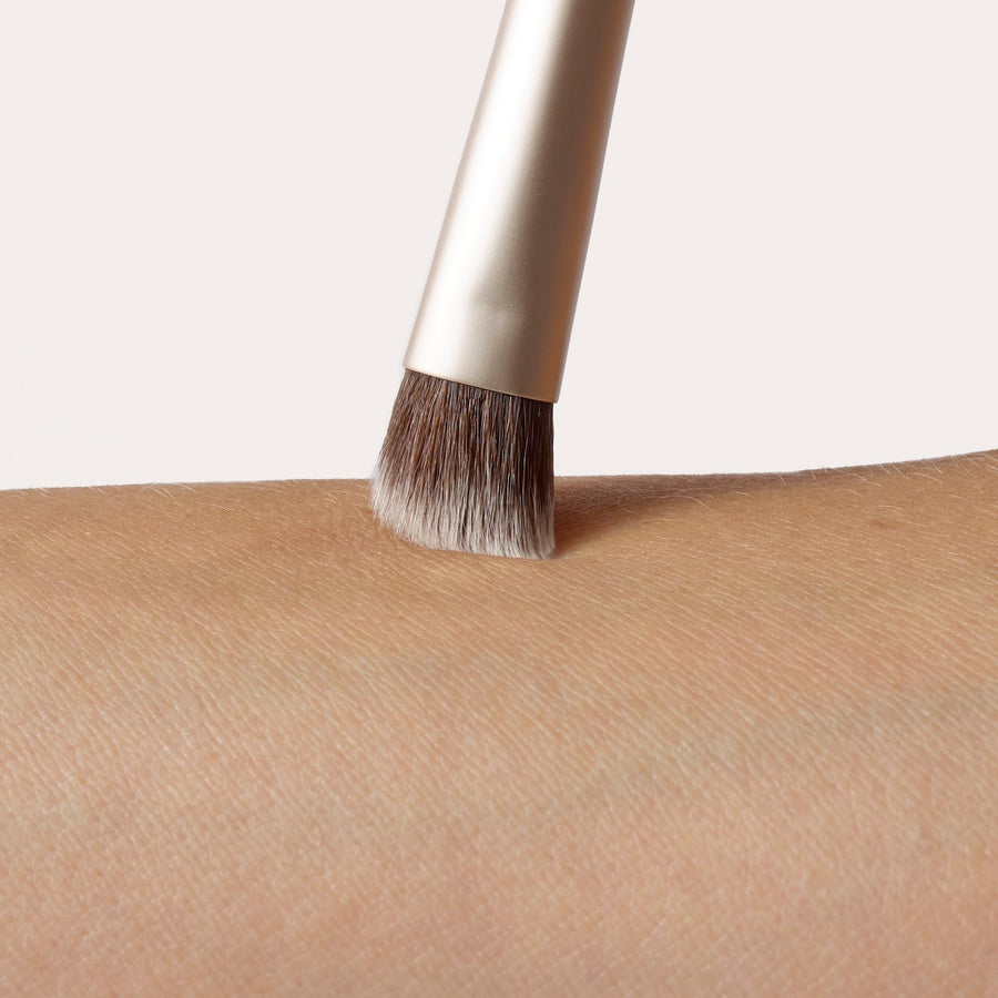 jane iredale Fluffy Eye Brush (Pro Series) - Glamourous Grace
