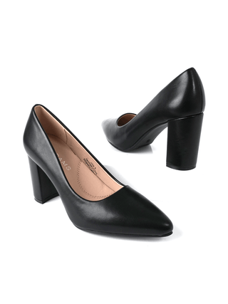 J.Adams Jolie black heels with pointed toes and stiletto heels, stylish women's footwear on a neutral background.
