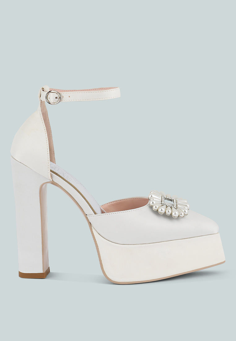 Maeissa Pearls Brooch Detail Platform Block Heel Sandals - Glamourous Grace