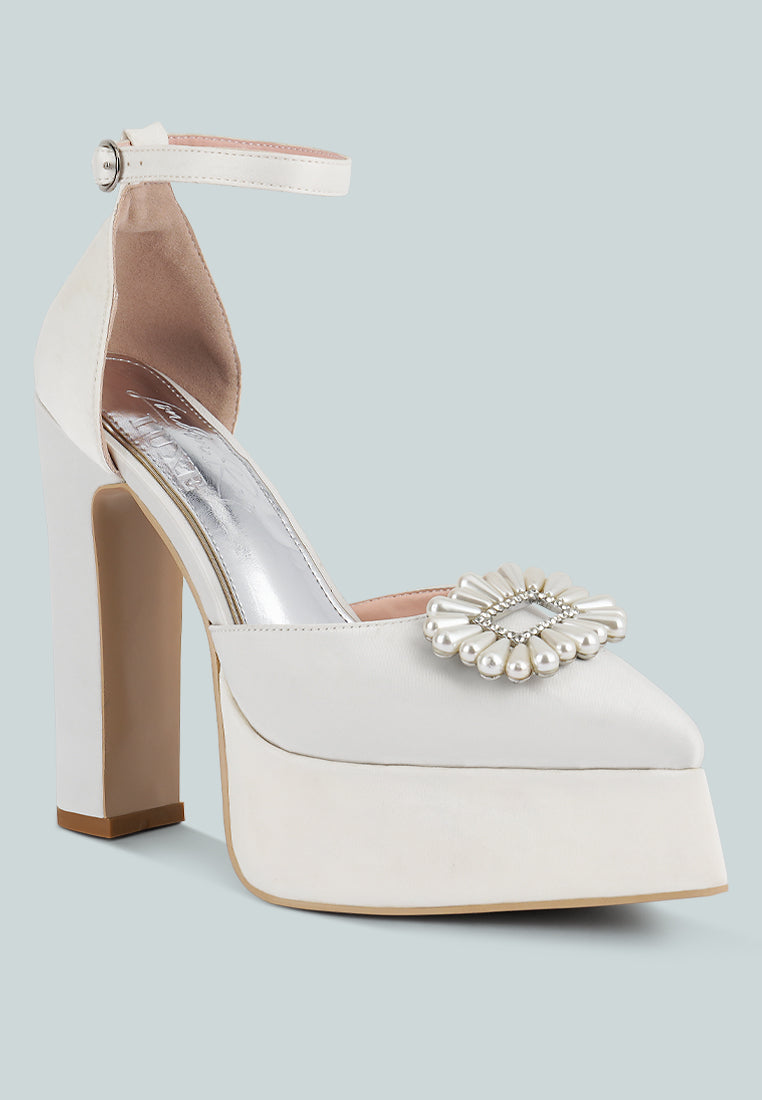 Maeissa Pearls Brooch Detail Platform Block Heel Sandals - Glamourous Grace