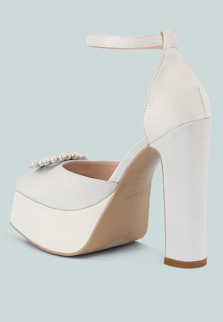 Maeissa Pearls Brooch Detail Platform Block Heel Sandals - Glamourous Grace