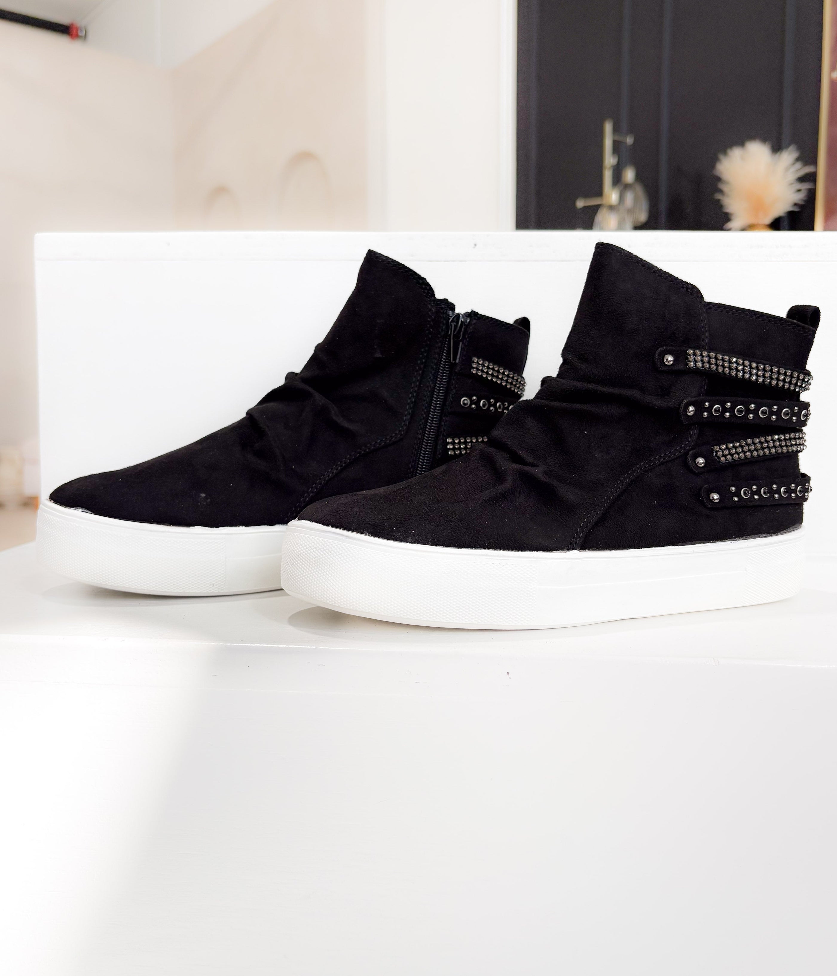 Muly Sneaker in Black - Glamourous Grace