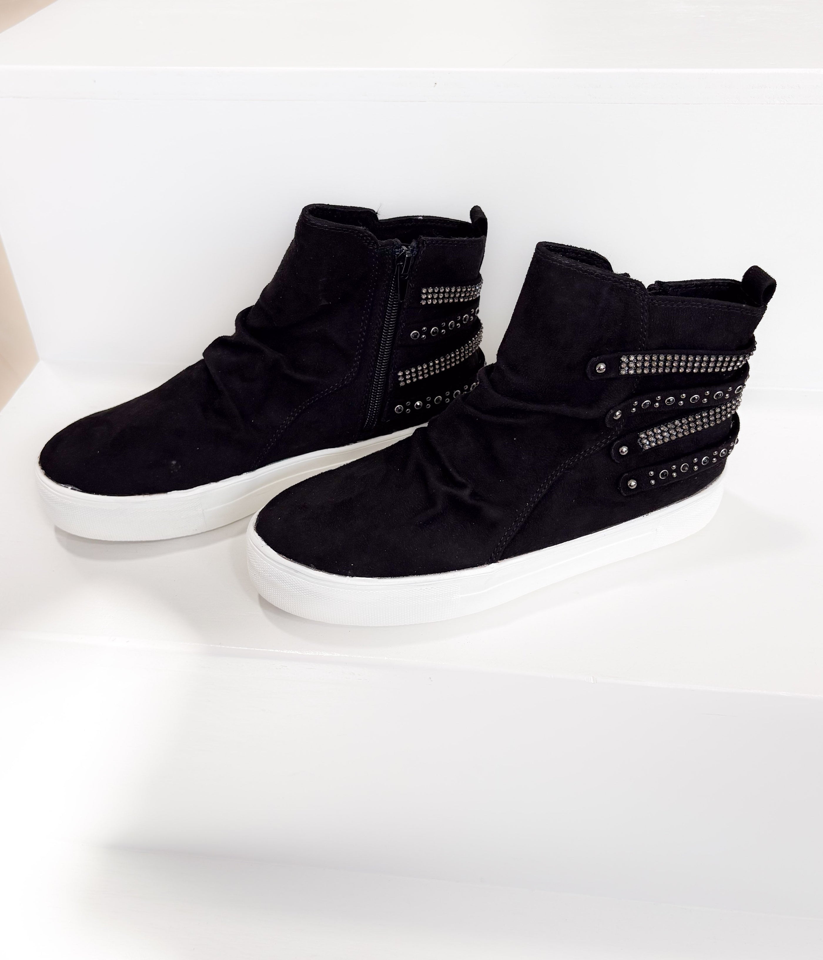 Muly Sneaker in Black - Glamourous Grace
