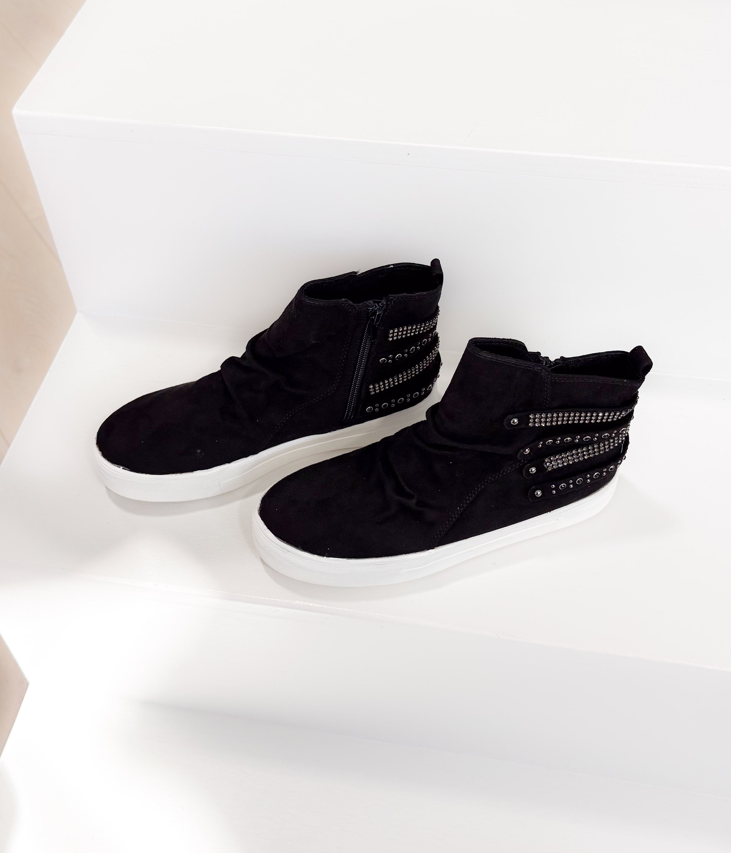 Muly Sneaker in Black - Glamourous Grace