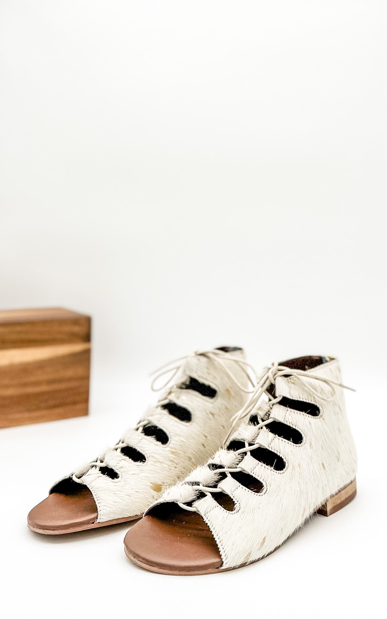 Nola Sandals in Gold - Glamourous Grace