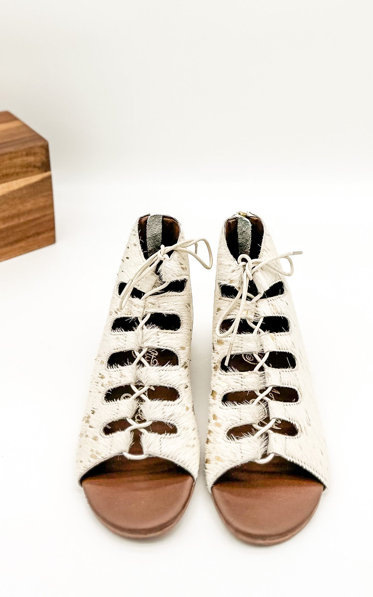 Nola Sandals in Gold - Glamourous Grace